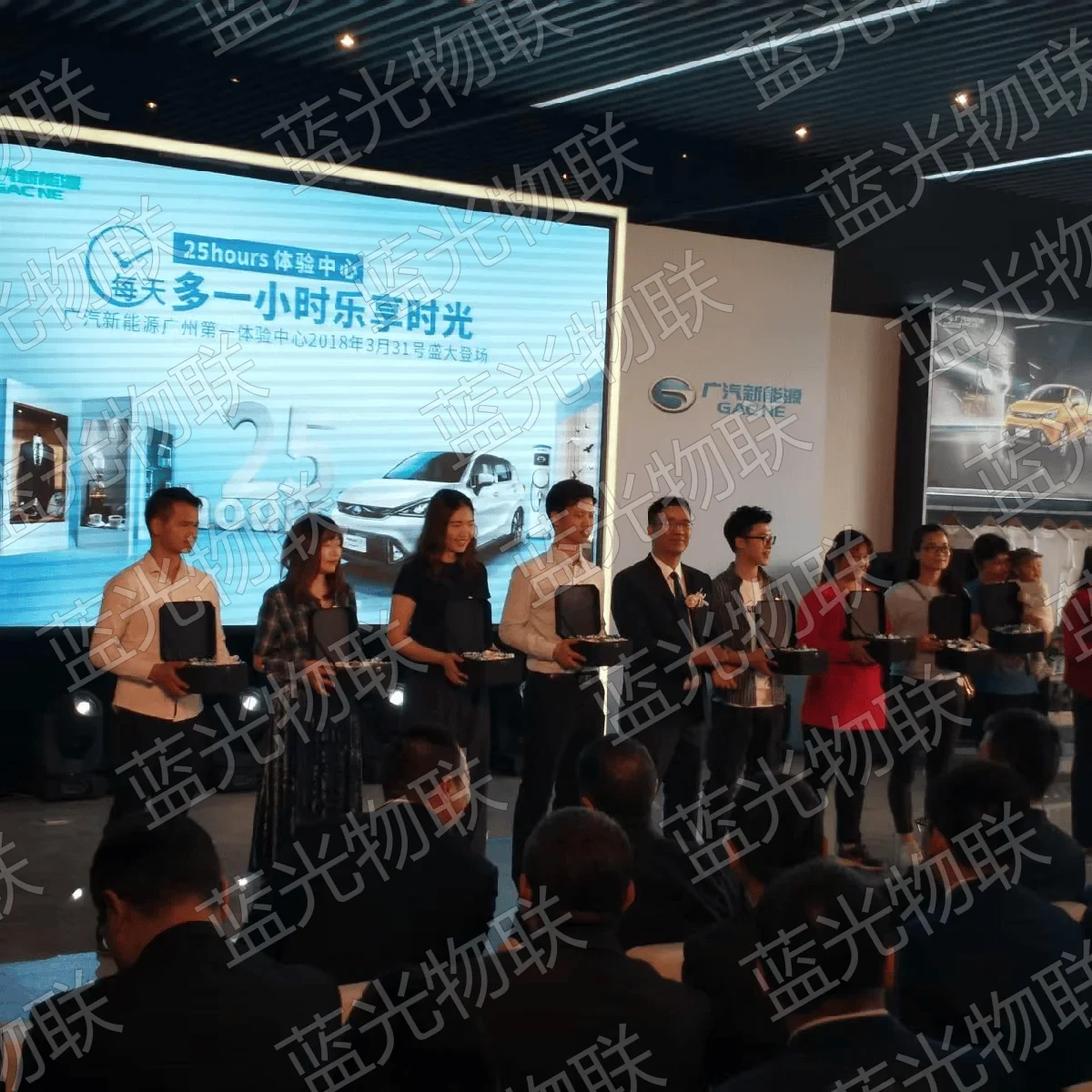 LED显示屏安装工程案例 · 会议室小间距LED屏